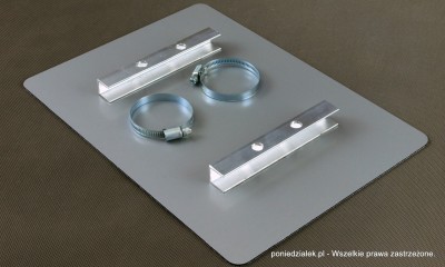 Z tyłu tablicy przymocowane są trwale dwa wsporniki montażowe. Każdy z dwoma otworami na opaski zaciskowe które są w komplecie.