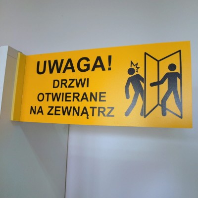 UWAGA! Drzwi otwierane na zewnątrz - tabliczka dwustronna nad drzwi semaforowa - przymocowana do ściany