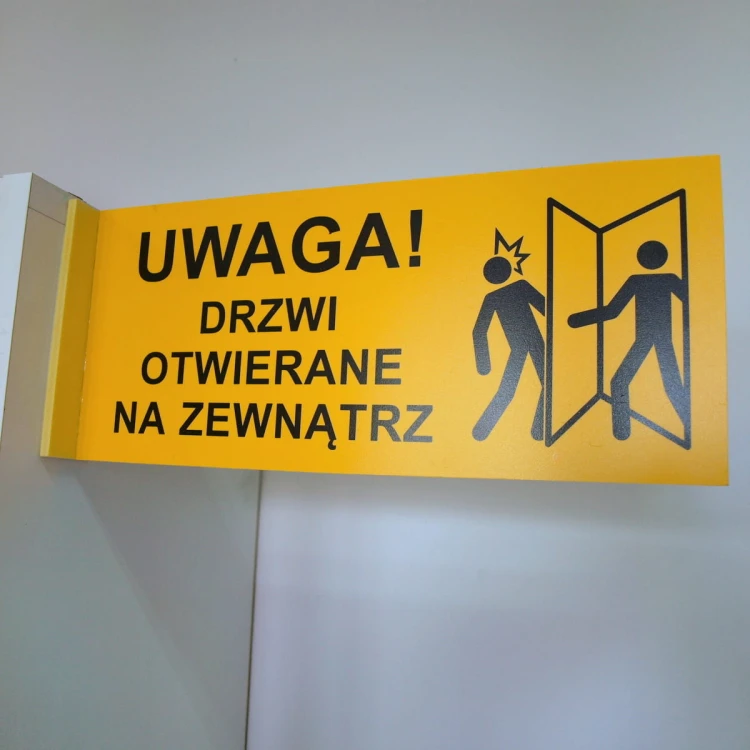UWAGA! Drzwi otwierane na zewnątrz - tabliczka dwustronna nad drzwi semaforowa - przymocowana do ściany
