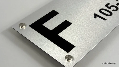 Tablica z dowolnym napisem srebrny szczotkowany mocowanie na dystansach stalowych nierdzewnych