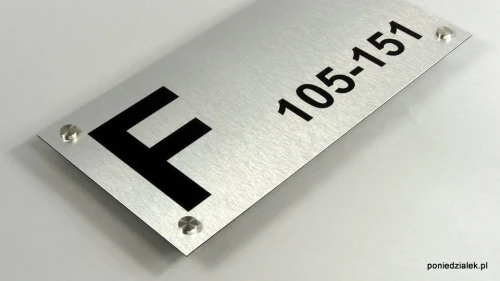 Tablica z dowolnym napisem srebrny szczotkowany mocowanie na dystansach stalowych nierdzewnych