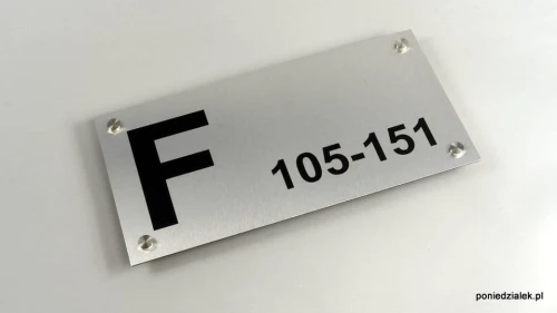 Tablica z dowolnym napisem srebrny szczotkowany mocowanie na dystansach stalowych nierdzewnych  klatka F numery mieszkań