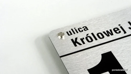 Kompozyt aluminiowy srebrny szczotkowany mocowanie na dystansach stalowych nierdzewnych