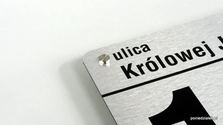 Kompozyt aluminiowy srebrny szczotkowany mocowanie na dystansach stalowych nierdzewnych