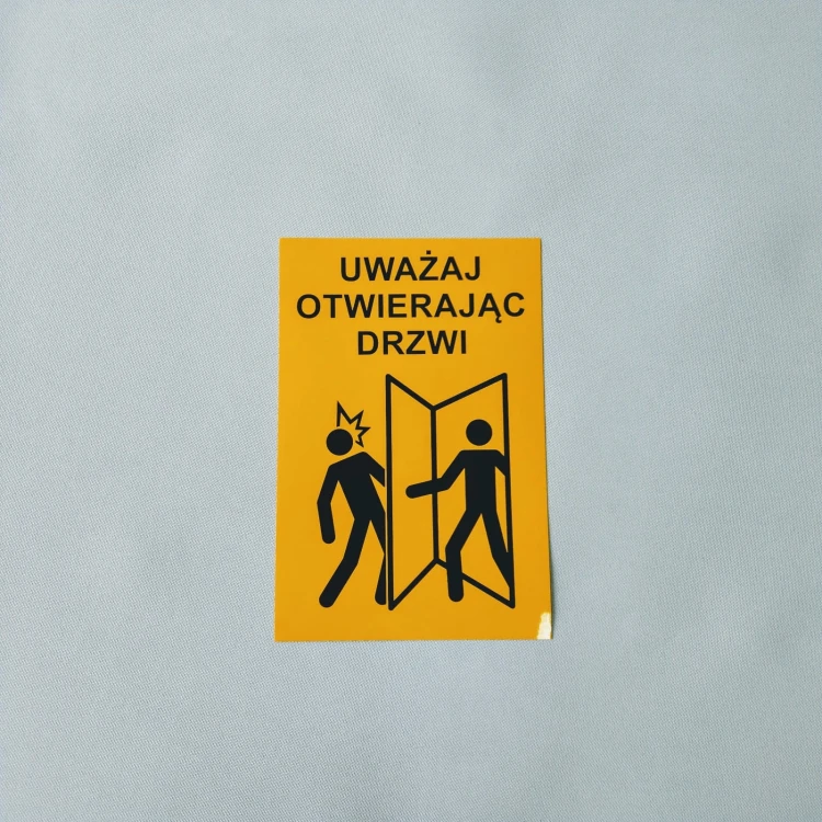 Uważaj otwierając drzwi - naklejka ostrzegawcza