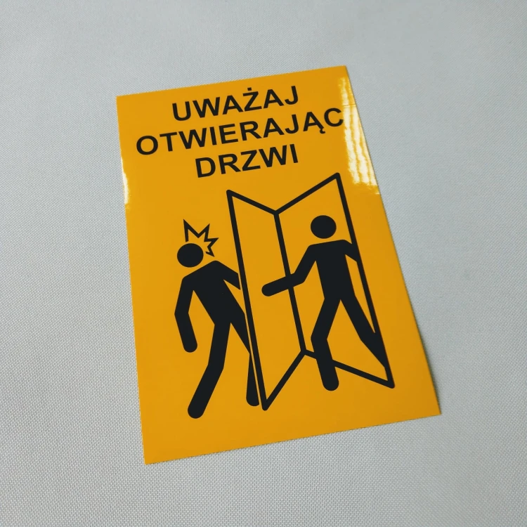 Uważaj otwierając drzwi - naklejka ostrzegawcza