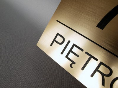 Numer piętra tabliczka informacyjna na drzwi