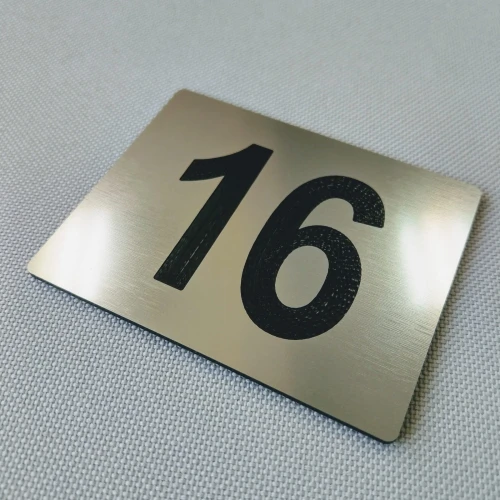 Grawerowany numer na drzwi