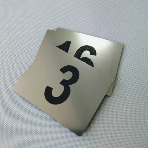 Grawerowane numerki na drzwi kolor stalowy szczotkowany