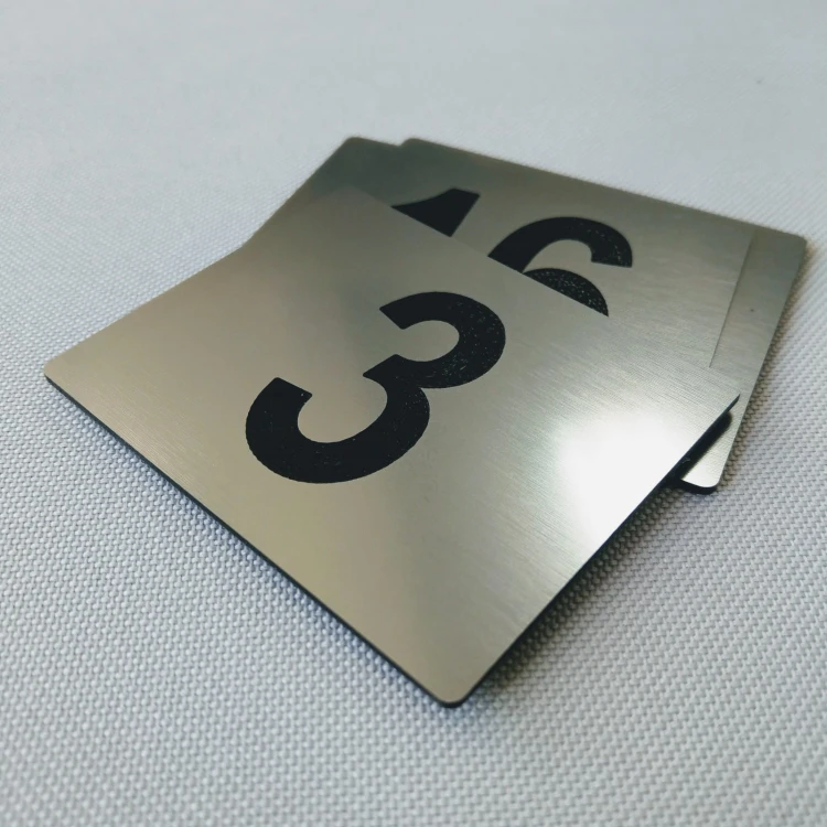 Grawerowane numerki na drzwi kolor stalowy szczotkowany widoczne szczotkowanie