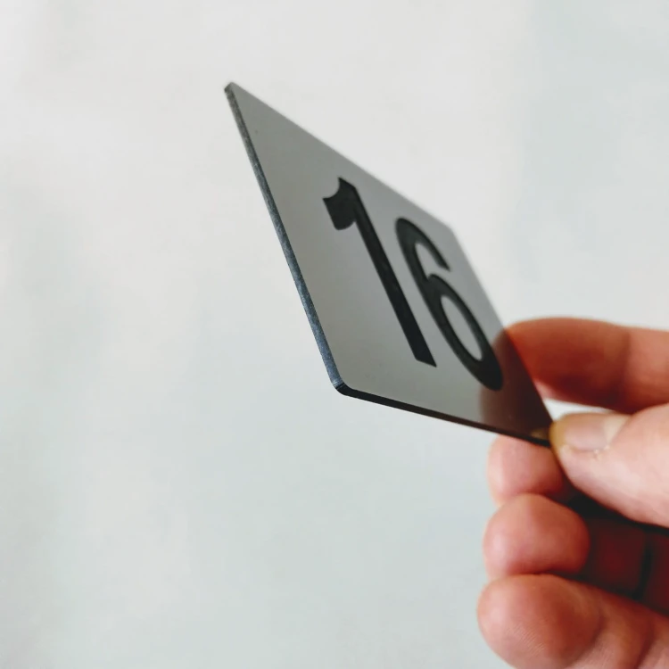 Tabliczka z numerem mieszkania