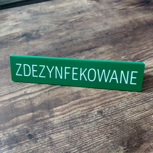 Zdezynfekowane zielona tabliczka do restauracji