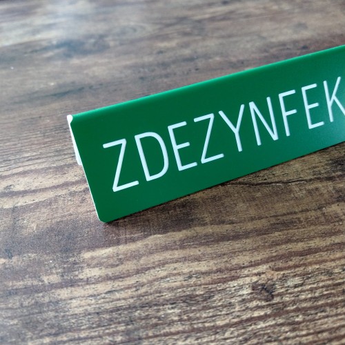 Zdezynfekowane zielona tabliczka na stolik