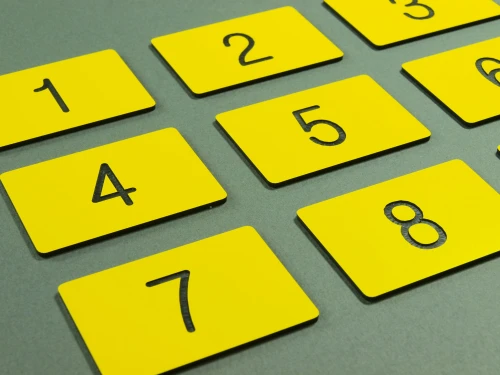 Numerki grawerowane żółte