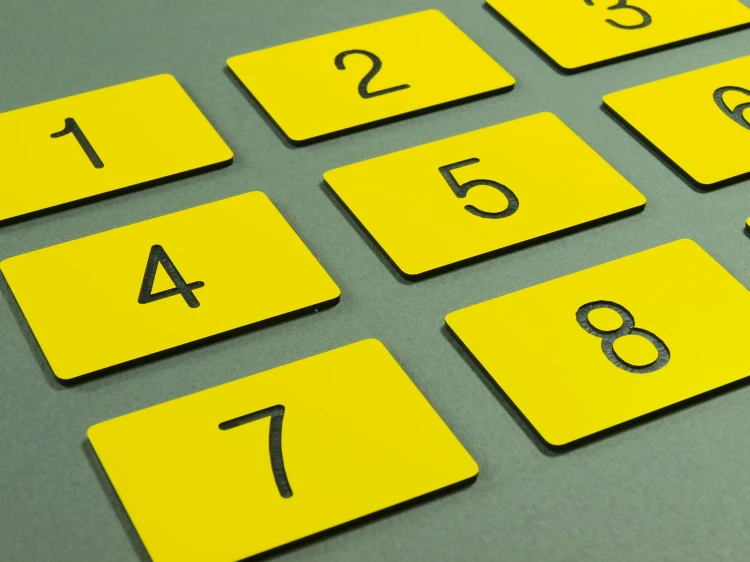 Numerki grawerowane żółte