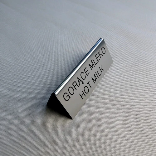 Stojaczek z napisem gorące mleko kolor stalowy szczotkowany