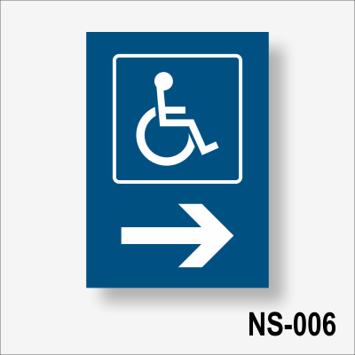 Do wejścia dla niepełnosprawnych w prawo. Niebieska tabliczka informacyjna