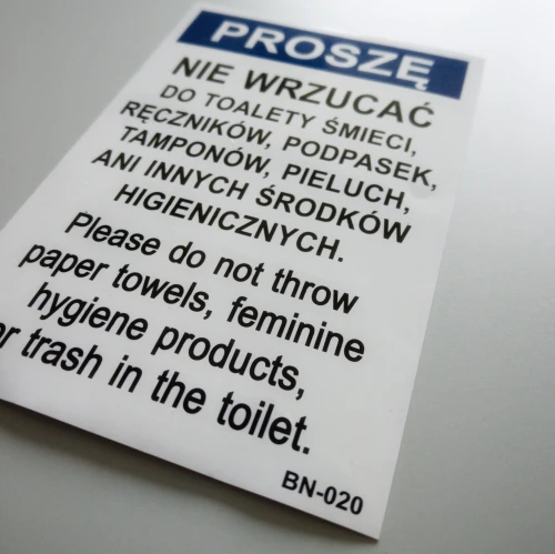 Nie wrzucać do toalety śmieci, ręczników, podpasek, tamponów, pieluch, ani innych środków higienicznych  - naklejka.