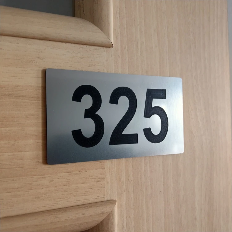 Numer na drzwi do pokoju hotelowego - kolor stalowy szczotkowany.