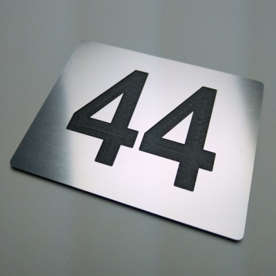 Numer na drzwi - kolor stalowy szczotkowany.