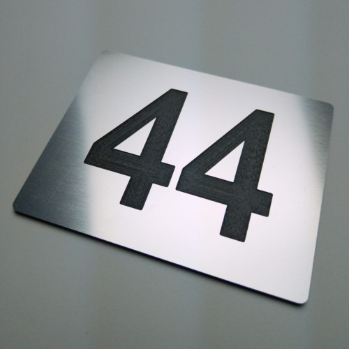 Numer na drzwi - kolor stalowy szczotkowany.