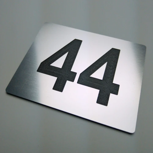 Numer na drzwi - kolor stalowy szczotkowany.