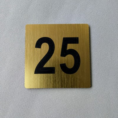 Numer na drzwi mieszkania lub pokoju hotelowego - kolor złoty szczotkowany.