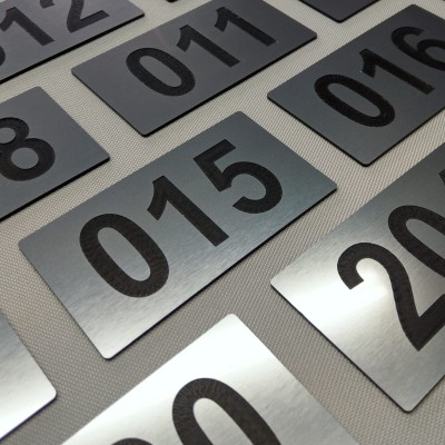 Tabliczki z numerami na drzwi  100x60 mm kolor stalowy szczotkowany