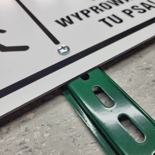 Miejsce zabaw dla dzieci Nie wyprowadzaj tu psa! mocowanie do słupka