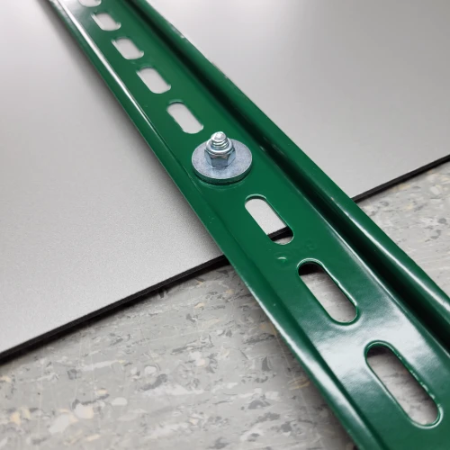 Miejsce zabaw dla dzieci Nie wyprowadzaj tu psa! mocowanie do słupka