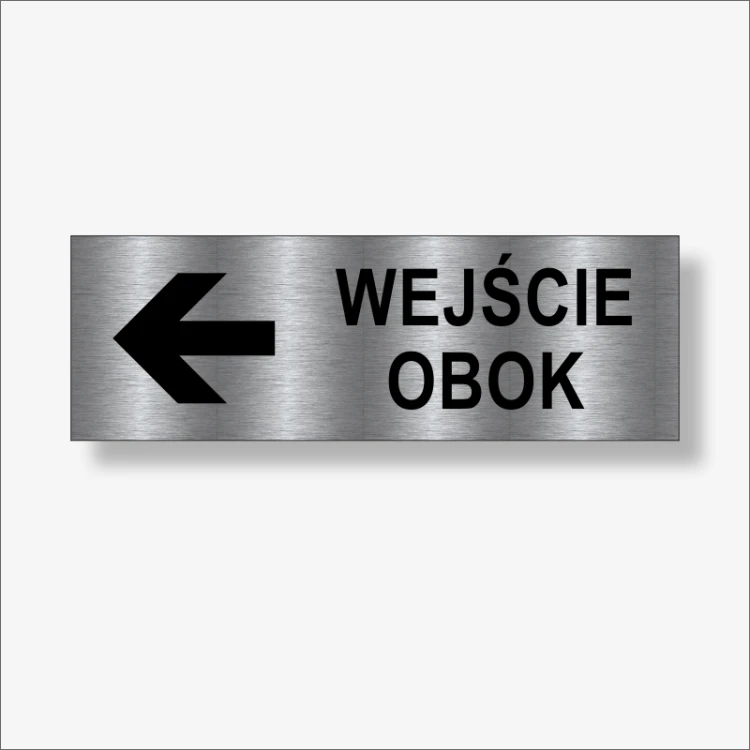 Wejście obok w lewo - tabliczka informacyjna na drzwi.