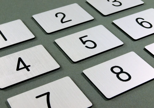 Numerek grawerowany srebrny