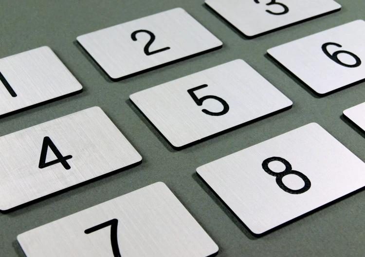 Numerek grawerowany srebrny