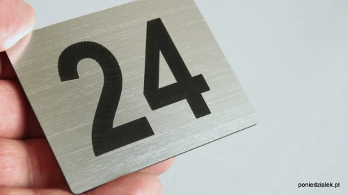 Tabliczka z numerem wykonana z kompozytu w kolorze srebrnym stalowym szczotkowanym