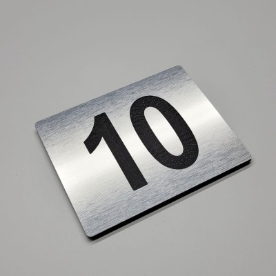 Numer na drzwi kolor stalowy szczotkowany