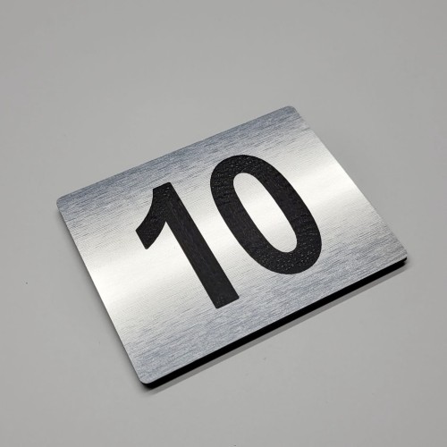 Numer na drzwi kolor stalowy szczotkowany