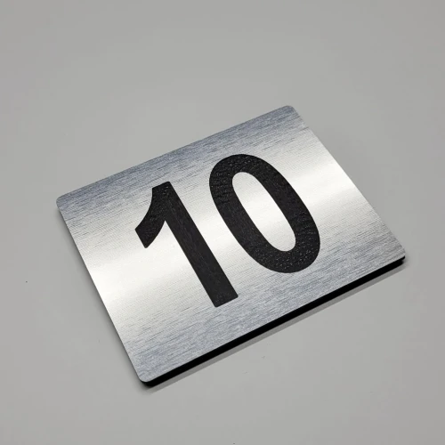 Numer na drzwi kolor stalowy szczotkowany