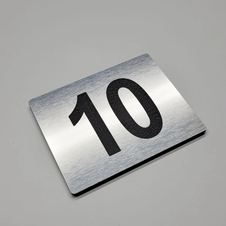 Numer na drzwi kolor stalowy szczotkowany