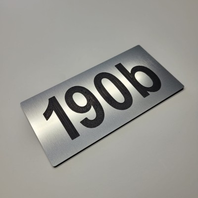 Numer na drzwi z czterema cyframi lub znakami