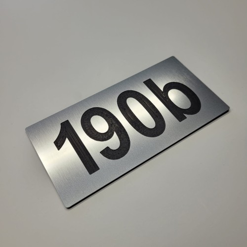 Numer na drzwi z czterema cyframi lub znakami