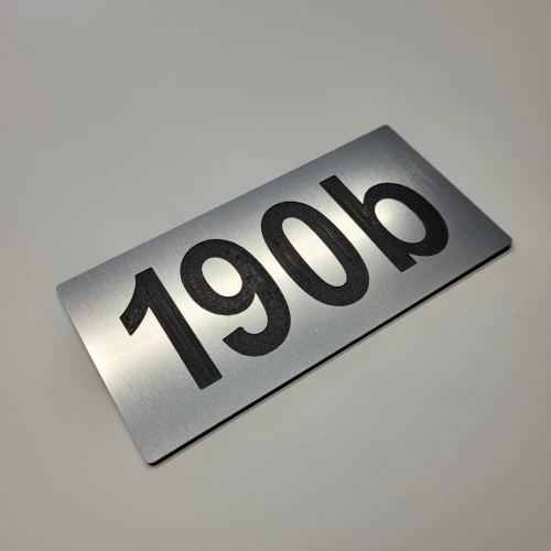 Numer na drzwi z czterema cyframi lub znakami