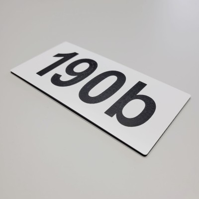 Numer na drzwi z czterema cyframi lub znakami Biały z czarnym