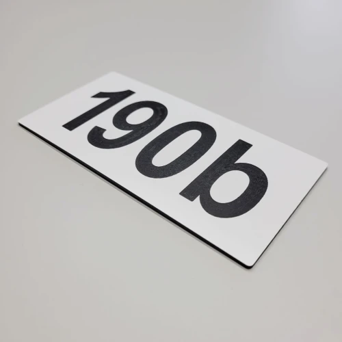 Numer na drzwi z czterema cyframi lub znakami Biały z czarnym