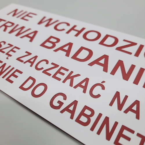 Tabliczka - Nie wchodzić trwa badanie - Proszę zaczekać na zaproszenie do gabinetu