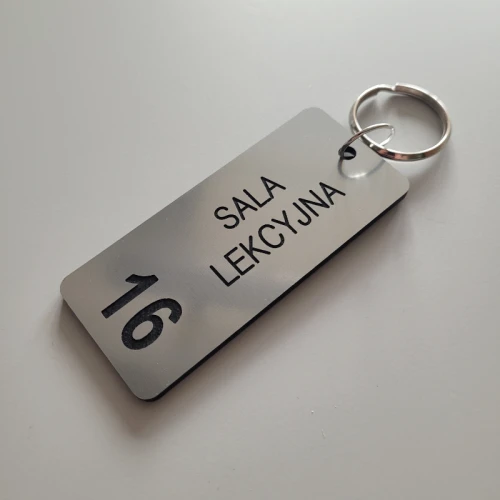 Brelok do kluczy z numerem pomieszczenia kolor stalowy szczotkowany.