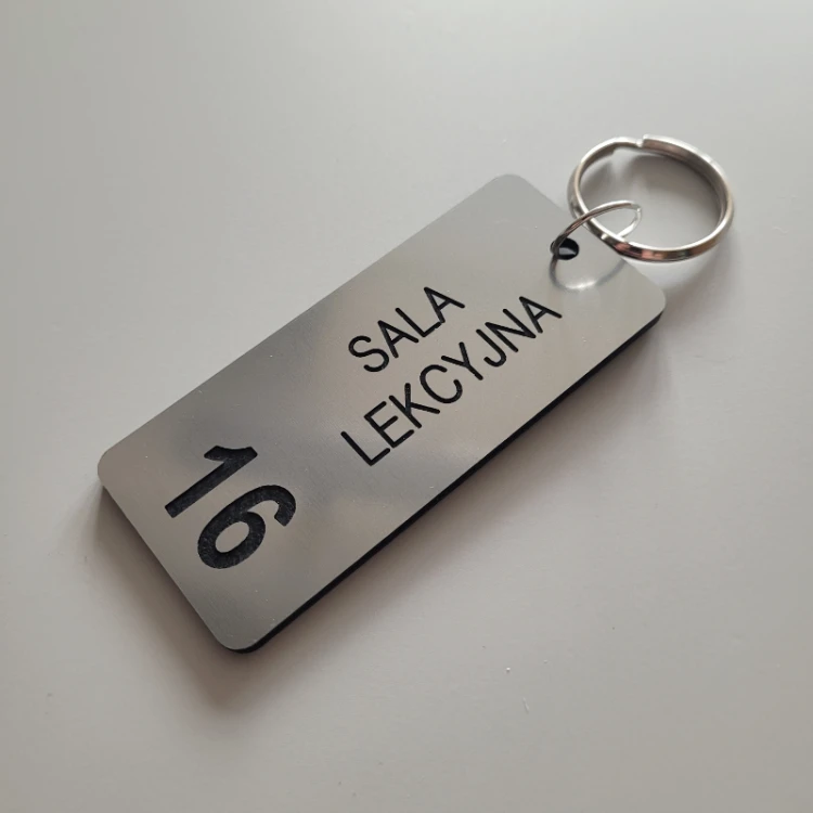 Brelok do kluczy z numerem pomieszczenia kolor stalowy szczotkowany.
