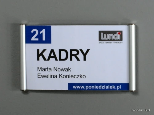 Tabliczka z wymienną treścią.