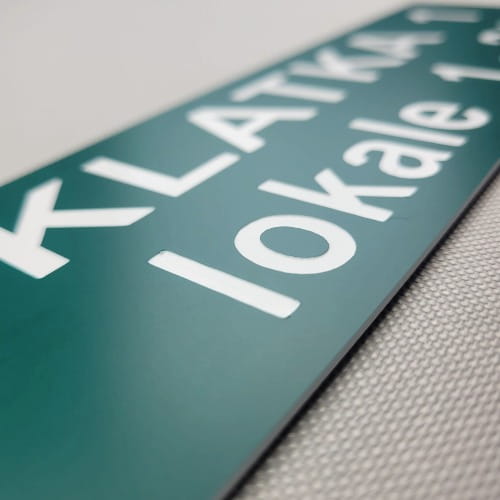 Numery lokali w klatce-Tabliczka grawerowana wielkość 210 x 70 mm. Kolor ciemny zielony