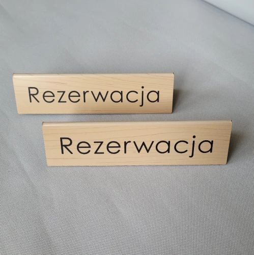 Tabliczka-rezerwacja-jasne-drewno
