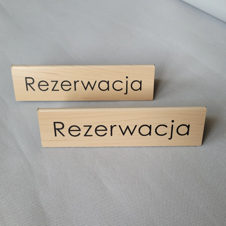 Tabliczka-rezerwacja-jasne-drewno